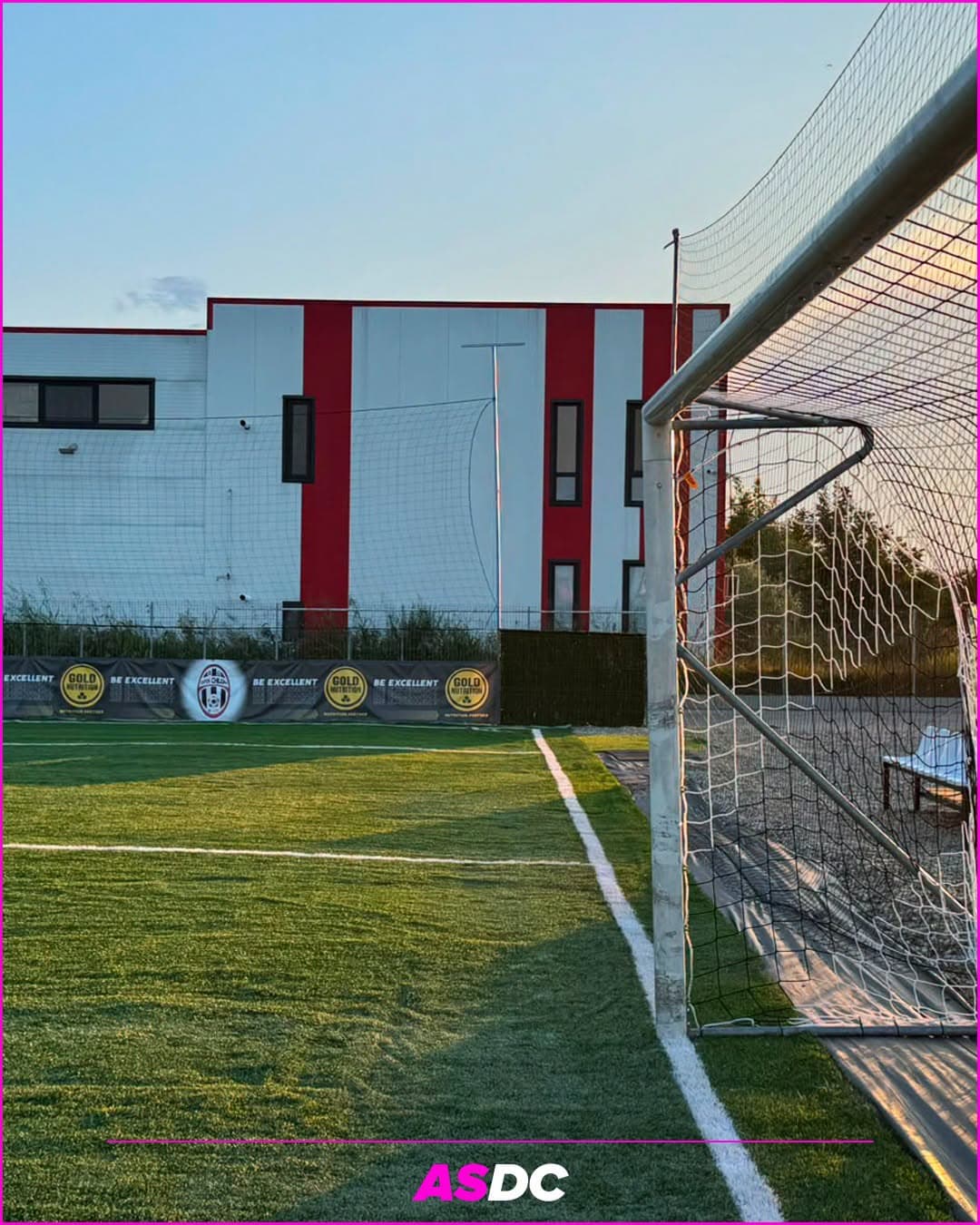 Terenul de fotbal al bazei de pe Splaiul Unirii, la apus